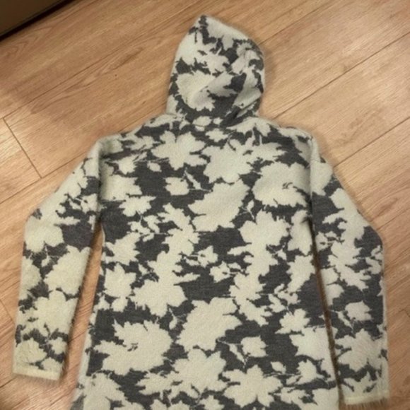 Grey and White Sweater - Picture 2 of 6